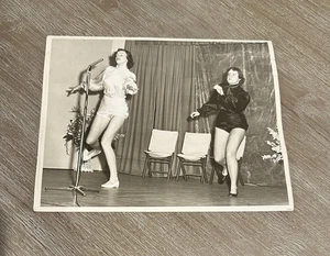 1950 c. ballerine di scena vintage foto 8x10 raso costumi e microfono spettacolo metà secolo - Foto 1 di 4