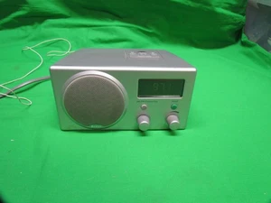 Boston Acoustics ricevitore radio AM FM/radio sveglia con antenna argento testato - Foto 1 di 7