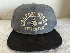 Cappello Berretto VOLCOM STONE TRUE TO THIS Grigio StrapBack Nuovo senza etichette Spedizione Gratuita - Foto 1 di 11