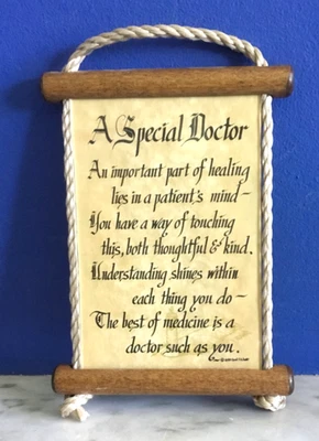 Placa de pared cuerda vintage 1980 Scroll Shop poema Carol Fitchett "Un médico especial" Foto 1 de 4