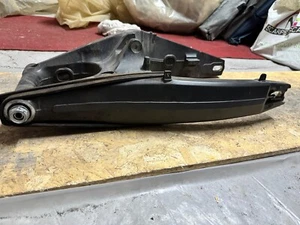 Forcellone posteriore originale Honda CB 650R PERFETTO e completo di asse - Foto 1 di 4