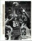 1989 Press Photo Tree Rollins battle for the rebound w/ Cavs Roy Hinson