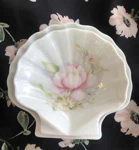 TWO NESTING ROCHARD LIMOGES FRANCE WHITE SEA SHELL TRINKET RING SOAP DISH FLORAL - Bild 1 von 4
