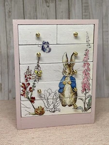 1:12 Puppenstube Miniatur Möbel rosa weiß Kommode Peter Rabbit - Bild 1 von 1