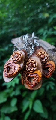 Llavero base madera hecho a mano único con diseño de corazón y flor Foto 1 de 4