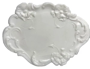 Vassoio vanità vittoriano bianco vetro latte bordo smerlato altorilievo goffrato - Foto 1 di 6
