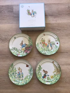 Juego de 4 platos de ensalada jardín Peter Rabbit granero de cerámica Pascua Beatrix Potter nuevo en caja - Imagen 1 de 7