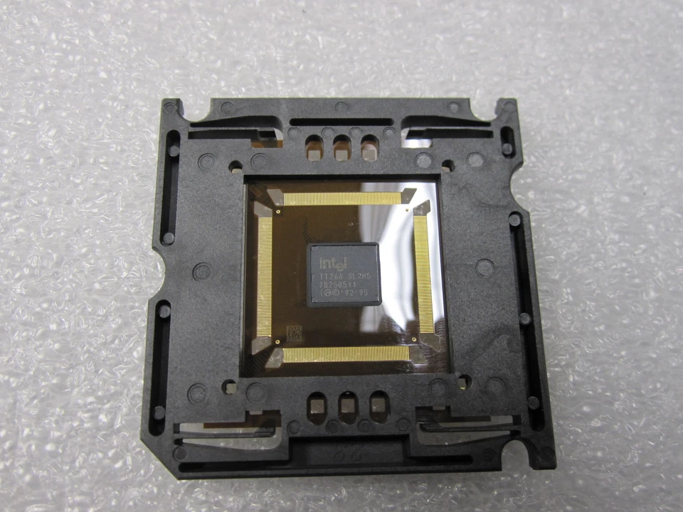 Intel Mobile Pentium MMX 266 MHz SL2N5 - Image 1 of 2