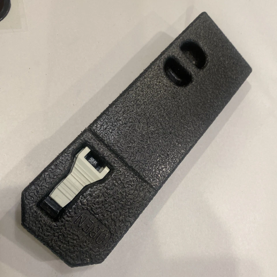 Mercedes-Benz W203 C230 C320 Clase C 2001-2007 ~ cubierta de caja de fusibles Foto 1 de 4