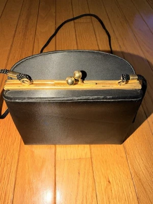 Bolso sin asas vintage negro satinado correa para el hombro acento dorado marco Kisslock  Foto 1 de 4