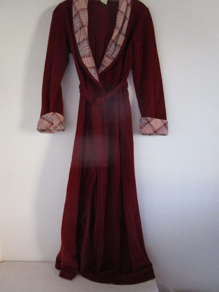 Albornoz Montgomery Ward vintage de terciopelo granate largo para mujer talla 9/pequeño Foto 1 de 4
