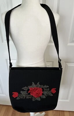 Bolso Mensajero Hecho a Mano de Fieltro Negro con Rosa Bordada y Correa Ajustable Foto 1 de 4