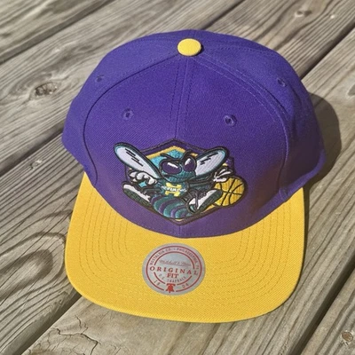 Chapéu Snapback Ajustável Mitchell & Ness Charlotte Hornets Roxo/Dourado - Imagem 1 de 4