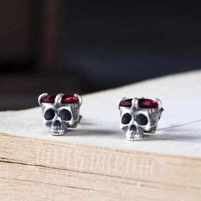 Delicados aretes con calavera de plata de ley 925 | Joyería gótica de piedras preciosas rojas Foto 1 de 4