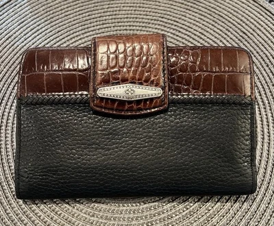 Billetera de chequera Brighton de cuero granulado negro y cocodrilo marrón en relieve doble pliegue Foto 1 de 4