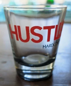 HUSTLER 1,5 oz. vaso de chupito "Hardcore Since '74" - Imagen 1 de 4