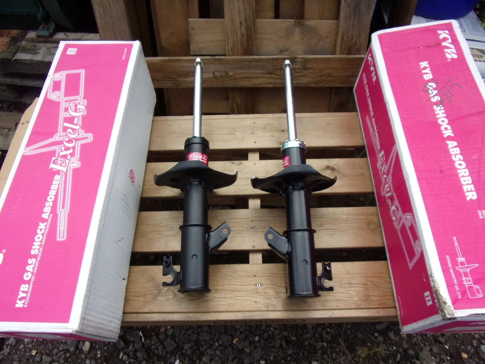 FRONT GAS SHOCK ABSORBERS FOR MAZDA 323F 1998-2004 KYB 333274/5 - Image 1 of 1