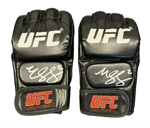 Khamzat Chimaev Signed Pair UFC Gloves with COA and Photo Proof - Foto 1 di 3