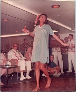 Foto De Colección Mujer Bonita Actuando En Carnaval Noche Banda En Fondo 1968 - Imagen 1 de 2