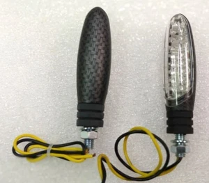 FRECCE LED CARBON LOOK UNIVERSALI CON VETRO BIANCO 2 PEZZI 8596A - Foto 1 di 4