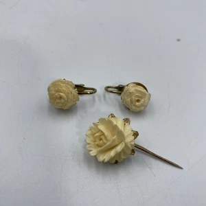 White Rose Clip On Earrings - Vintage - Picture 1 of 5