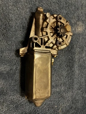 All Classic Saab 900 LEFT Driver's Door Window Motor + LR Sedan - Image 1 of 4