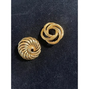 Konvolut 2 Vintage goldfarbene Broschen Trifari und Monet signiert  - Bild 1 von 7