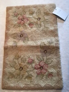 FLORAL PATTERN HAND MADE HOOKED TABLE TOPPER 12 1/2" X 19" - Picture 1 of 9