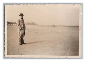 Ostende / Flandern / Belgien - Mann im Mantel am Strand - Altes Foto 1930er - Picture 1 of 2