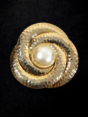 Broche retro grande de perlas de imitación círculo entrelazado nudo martillado tono dorado de colección Foto 1 de 4