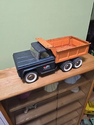 STRUCTO HYDRAULIC ACTION 10 WHEEL DUMP TRUCK PRESSED STEEL TOY - Image 1 of 4