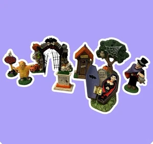 Lotto di 8 Midwest Cannon Falls Creepy Hollow Halloween Village Vampire Gate Cat - Foto 1 di 18