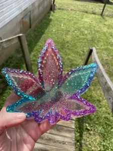 Large handmade marijuana leaf resin ashtray (Dimensions 6” x 7” x 1.25”) - Picture 1 of 4