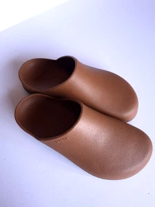 Crocs Dylan Pantoletten Clogs Schuhe Sandalen Slipper braun Herren Größe 8 Damen 10 - Bild 1 von 12