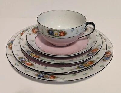 Antigo Noritake 5 peças configuração estilo chalé rosa com faixa floral branca com aro preto - Imagem 1 de 4