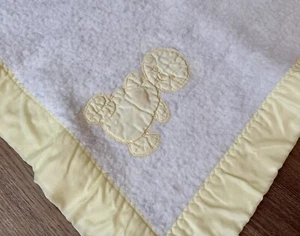 Vtg Chatham Crib Baby Blanket Acrylic Teddy Bear White Yellow 50x36 Nylon Edge - Picture 1 of 10