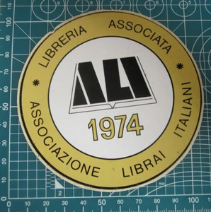 ASSOCIAZIONE LIBRAI ITALIANI 1974 ADESIVO STICKER VINTAGE ORIGINAL - Picture 1 of 1