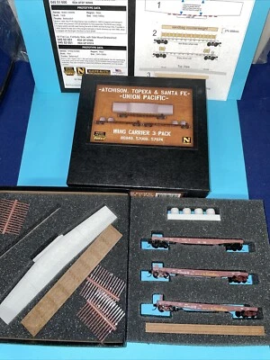 New! Micro Trains 993-02-192 N-Scale ATSF / UP  Wi G carrier 3-Pack $ 104.95 - Image 1 of 4