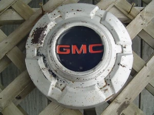 ONE VINTAGE GMC JIMMY CHEVROLET PICKUP TRUCK BLAZER HUBCAP WHEEL COVER 1/2 TON - Picture 1 of 5
