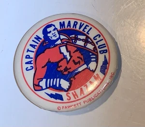 Prendedor de botón "Shazam" de colección Fawcett Publications Inc. Captain Marvel Club - Imagen 1 de 3