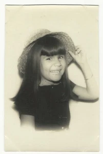 AN ADORABLE LITTLE GIRL WITH A MILLION DOLLAR SMILE - Picture 1 of 3