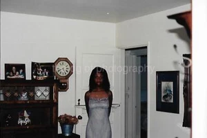 CHARACTER STUDY Young American Woman FOUND PHOTOGRAPH Color ORIGINAL 45 46 ZZ - Imagen 1 de 1