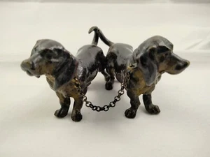 Coppia di statuine cane bassotto incatenato - tedesco? Antico bronzo dipinto a freddo - Foto 1 di 11