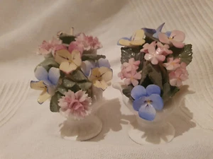 Figuras de flores en urna Astbury Royal Albert Works x 2 - Imagen 1 de 5