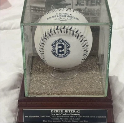 Derek Jeter pelota de capitán equipo puntadas Steiner exhibición suciedad auténtica Foto 1 de 3