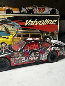 Autographed Richard Petty 1:24 Diecast - Picture 1 of 1