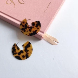 Urban Outfitters tortoise statement hoop earrings NWT $40.00 - Picture 1 of 6