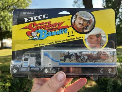 Camión y remolque Ertl Smokey And The Bandit II 1980 con tarjeta semi Hot Wheels nuevo en stock Foto 1 de 4