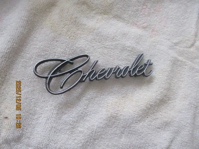 NOS 1971 - 1975 雪佛兰 IMPALA TRUNK LIS EMBLEM-PART 号码 9831025 — 第 1/4 张图片