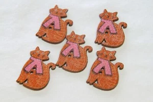 Novelty Buttons Wooden (new) 1 3/8" (5) ORANGE CATS - W/ PINK SCARF - Picture 1 of 1